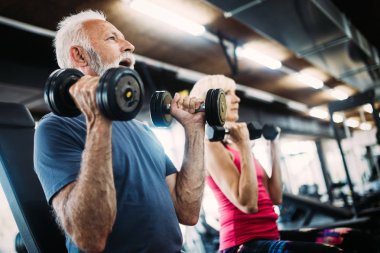 Çift sağlıklı kalmak için spor salonunda egzersiz kıdemli uygun
