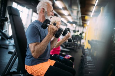 Çift sağlıklı kalmak için spor salonunda egzersiz kıdemli uygun