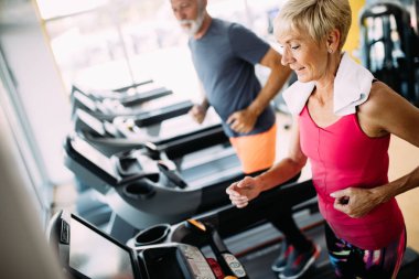 Çift sağlıklı kalmak için spor salonunda egzersiz kıdemli uygun