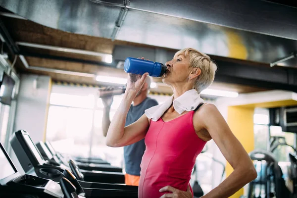 Pareja Mayor Forma Haciendo Ejercicio Gimnasio Para Mantenerse Saludable — Foto de Stock