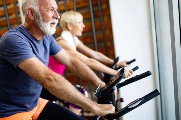 Pareja Mayor Forma Haciendo Ejercicio Gimnasio Para Mantenerse Saludable — Foto de Stock