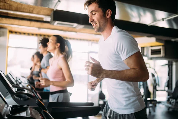 Fit Χαρούμενοι Άνθρωποι Που Τρέχουν Διάδρομο Μηχανή Στο Γυμναστήριο — Φωτογραφία Αρχείου