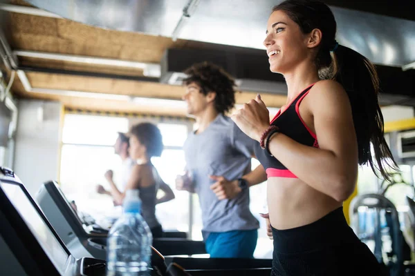 Fitness Spor Salonunda Makine Koşu Bandı Çalışan Mutlu Insanlar Fit — Stok fotoğraf