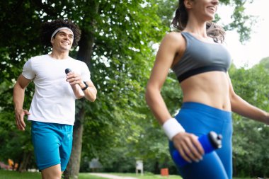 Koşu ve açık havada doğal olarak çalışan iki arkadaş