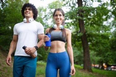 Koşu ve açık havada doğal olarak çalışan iki arkadaş