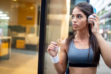 Şehirde çekici uygun kadın portresi. Sağlıklı yaşam konsepti