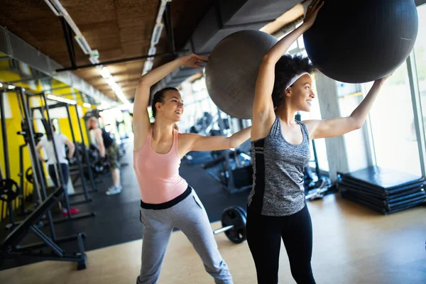 Güzel Formda Kadınlar Spor Salonunda Birlikte Çalışıyor — Stok fotoğraf