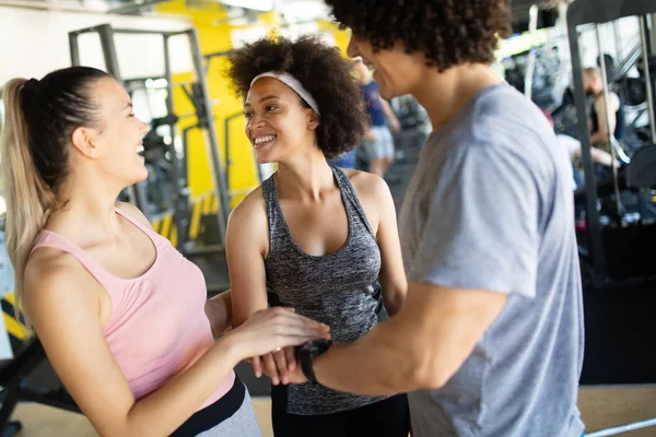 Bild Des Fröhlichen Jungen Fitnessteams Der Turnhalle — Stockfoto