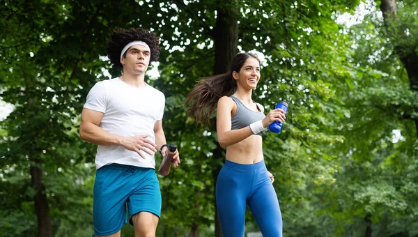 ジョギング公園内屋外運動を行う若い幸せな女 — ストック写真