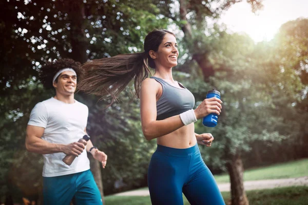 Genç Insanlar Sağlıklı Kalmak Için Doğada Koşuyor Egzersiz Yapıyorlar — Stok fotoğraf