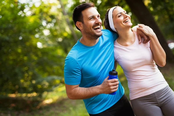 Paar Joggt Und Läuft Draußen Der Natur Trainiert Zusammen — Stockfoto