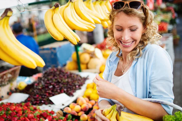 Jovem Mulher Saudável Comprando Legumes Barraca Mercado — Fotografia de Stock