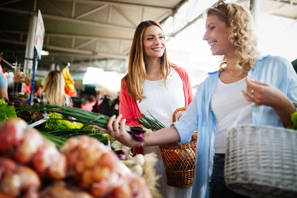 야채와 과일을 쇼핑하는 아름다운 건강한 — 스톡 사진