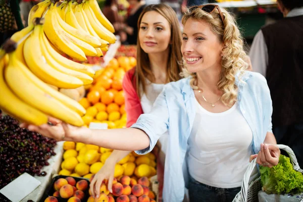 Jóvenes Felices Mujeres Sanas Comprando Verduras Frutas Mercado — Foto de Stock