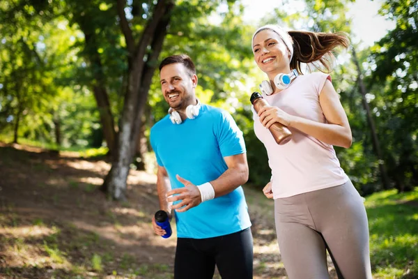 屋外を走る若者たち 自然の中で運動するランナーのカップルや友人 — ストック写真