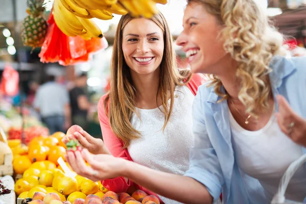 Νέοι Ευτυχισμένοι Υγιείς Γυναίκες Shopping Λαχανικά Και Φρούτα Στην Αγορά — Φωτογραφία Αρχείου