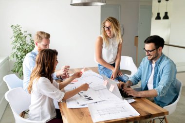 Birlikte çalışan ve beyin fırtınası olan bir grup iş adamı