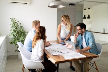 Ofiste ekip olarak çalışan genç iş adamları