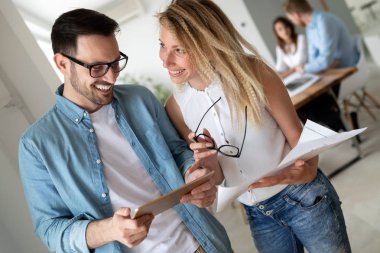 Birlikte çalışan ve beyin fırtınası olan bir grup iş adamı