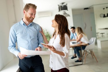 Yaratıcı ofiste çalışan ve iletişim kuran bir grup genç iş adamı.