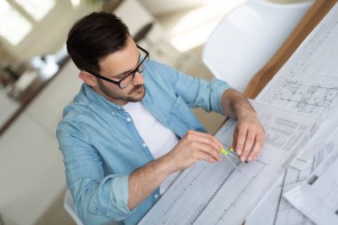 Yetişkin portresi mimar çalışma planları ve office planları
