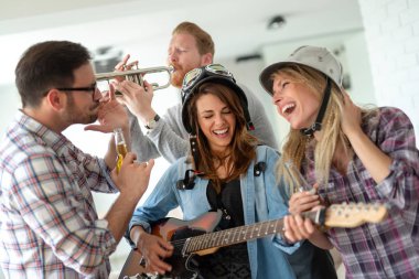 Arkadaşlar evde şarkı söyleme ve gitar çalmanın, eğlenin