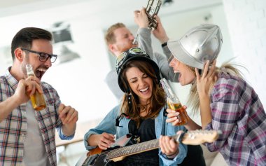 Birlikte eğlenen ve müzik grubunda çalan mutlu gençlerden oluşan bir grup