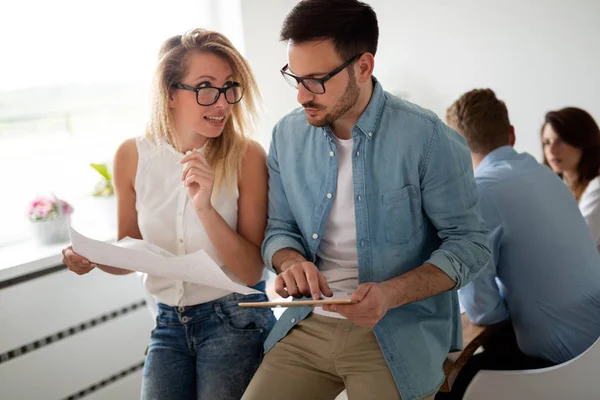 Grupp Unga Affärsmän Som Arbetar Och Kommunicerar Tillsammans Kreativa Kontor — Stockfoto