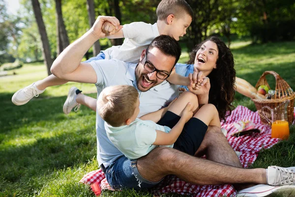 Happy Οικογένεια Απολαμβάνοντας Πικνίκ Παιδιά Στη Φύση — Φωτογραφία Αρχείου