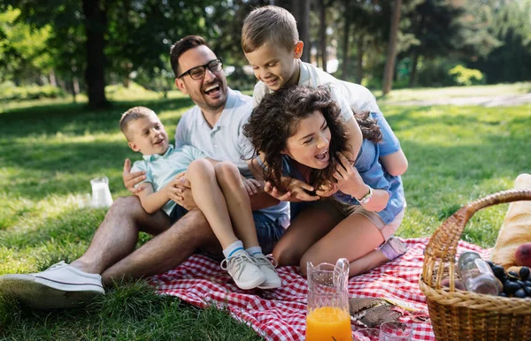 Gelukkige Familie Genieten Van Picknick Met Kinderen Natuur — Stockfoto