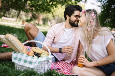 Güzel genç çift piknik günü zevk. Yaşam tarzı, aşk, flört, tatil konsepti