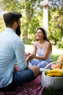Aşık mutlu çift piknik zaman açık zevk