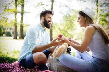 Mutlu bir çift tatilde. Aşıklar parkta birbirlerinin tadını çıkarıyorlar.