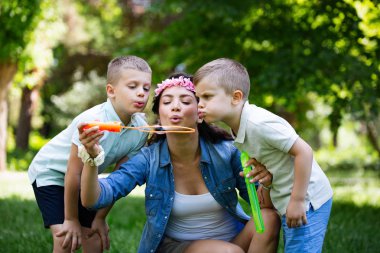 Çocuklu mutlu aile açık sabun kabarcıkları darbe