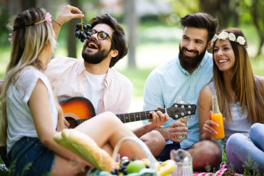 Doğada piknikte harika vakit geçiren arkadaşlar