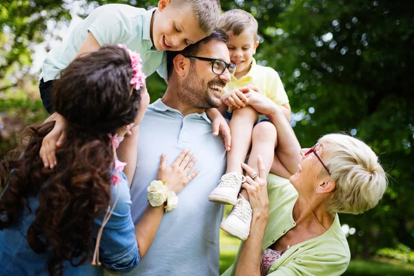 Gelukkige Multi Generatie Familie Genieten Van Picknick Een Park — Stockfoto