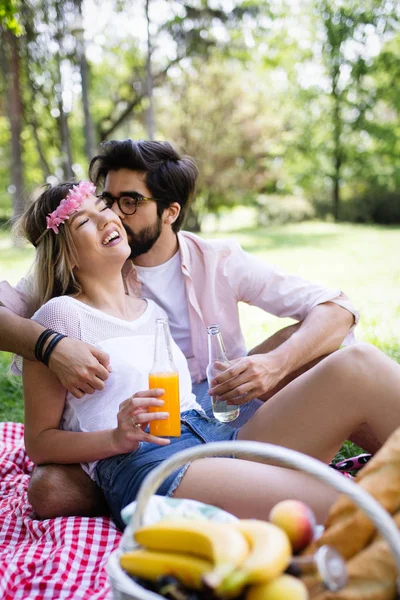 Lyckligt Par Semester Älskare Njuter Varandra Parken — Stockfoto