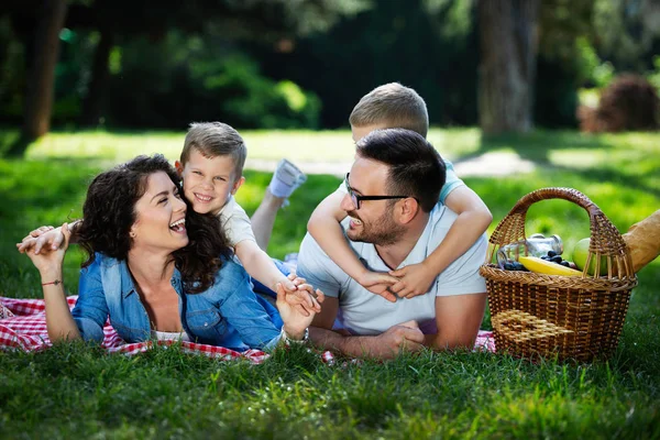 Família Feliz Desfrutando Piquenique Com Crianças Natureza — Fotografia de Stock