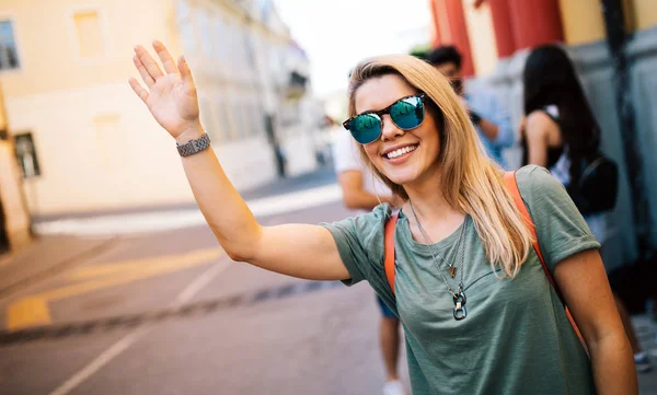 幸福の概念 夏の街で楽しい時間を過ごしている幸せな女性 — ストック写真