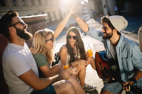 Grupo Amigos Disfrutando Día Verano Tocando Guitarra Aire Libre Jóvenes — Foto de Stock