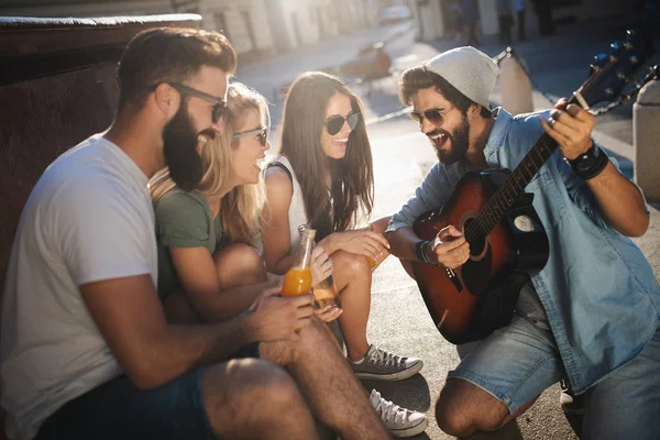 Baráti Társaság Élvezi Nyári Szabadtéri Gitározás Boldog Fiatalok Jól Érzik — Stock Fotó