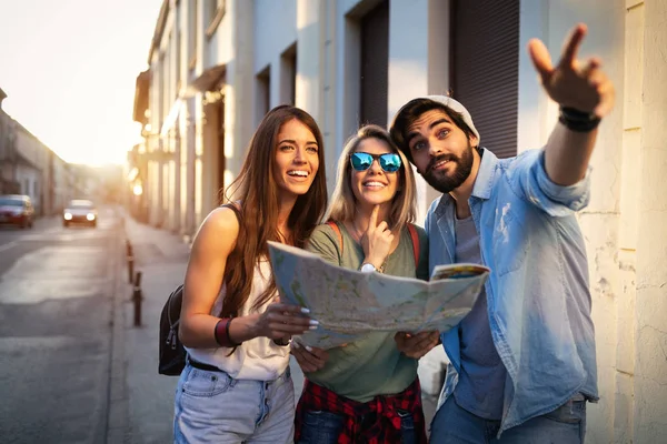 Glada Vänner Njuter Sightseeingturen Staden Sommaren — Stockfoto