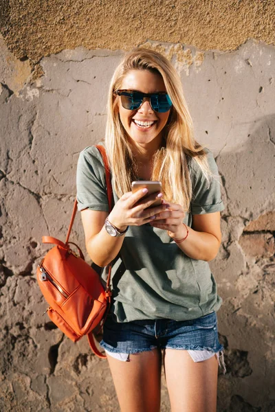 Retrato Uma Mulher Muito Sorridente Usando Telefone Celular Enquanto Segura — Fotografia de Stock