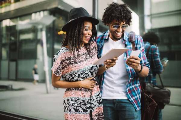 Sommerurlaub Dating Und Tourismuskonzept Lächelndes Paar Mit Tablet Der Stadt — Stockfoto