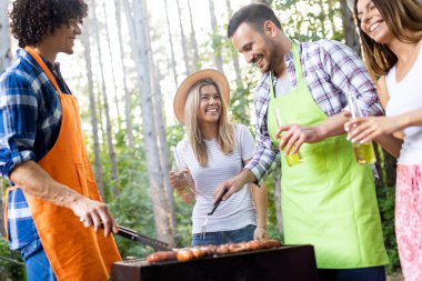 Arkadaşlarım eğlenirken doğada parti bir Barbekü partisi