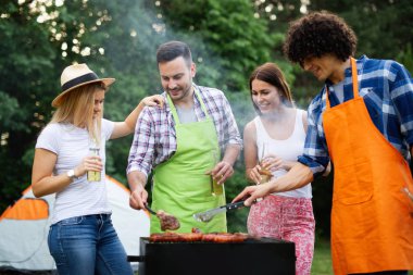 Arkadaşlarım eğlenirken doğada parti bir Barbekü partisi