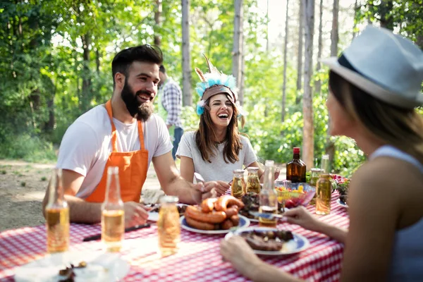 Baráti Kemping Egy Grillpartin Természetben — Stock Fotó