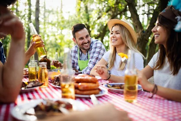 Skupina Přátel Barbecue Párty Přírodě — Stock fotografie