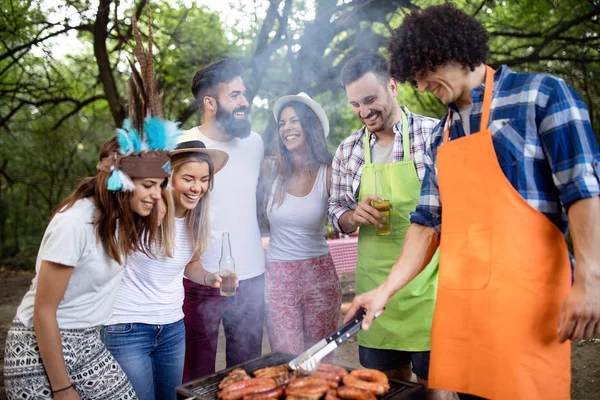 Grupo Amigos Fazendo Uma Festa Churrasco Natureza — Fotografia de Stock