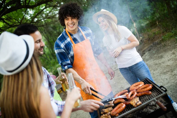 Amigos Teniendo Una Fiesta Barbacoa Naturaleza Mientras Divierten —  Fotos de Stock